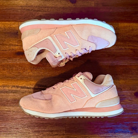 New Balance 574 Pebbled Street Salmon Pink - Womens Size 9 (7.5M) Beater Deal - Picture 1 of 4